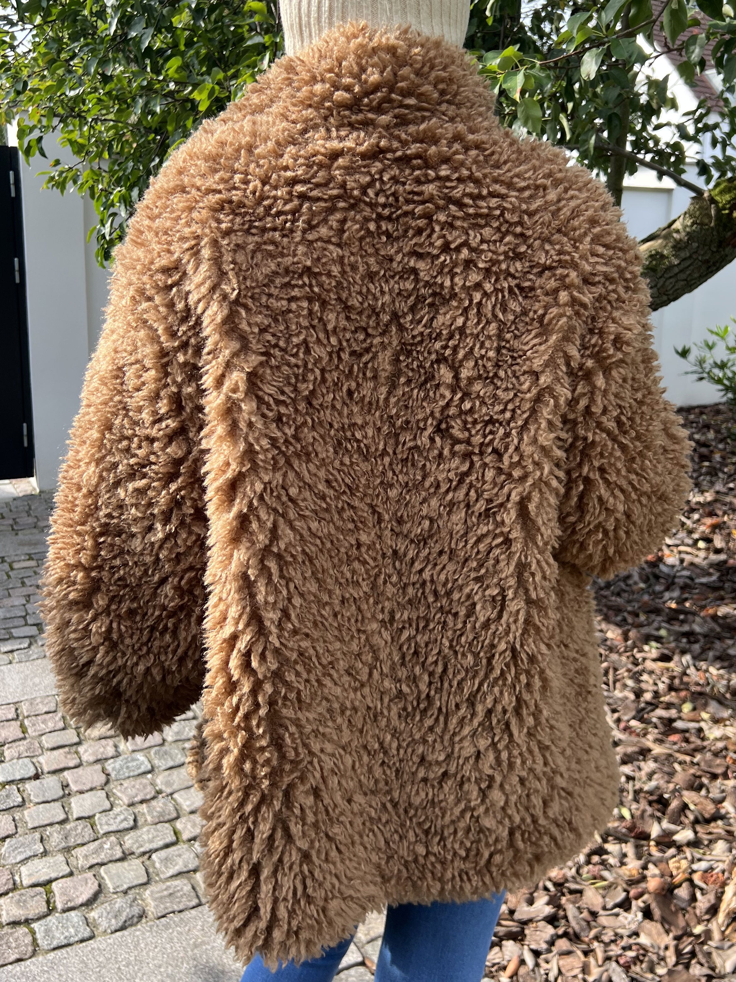 Alma - Jakke i plys med trykknapper og lommer